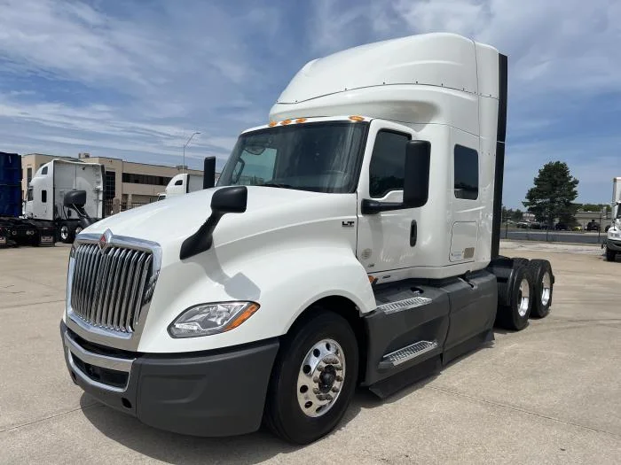 2023 International LT — photo 2