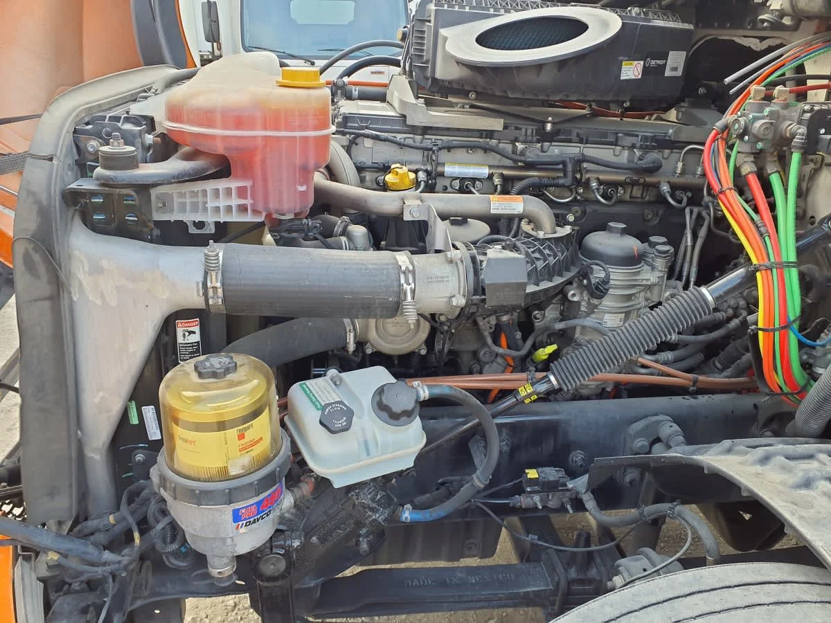 2019 Freightliner Cascadia - image 9