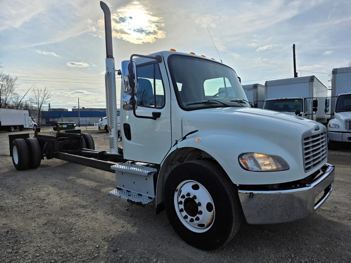 2017 Freightliner M2 106 - image 3