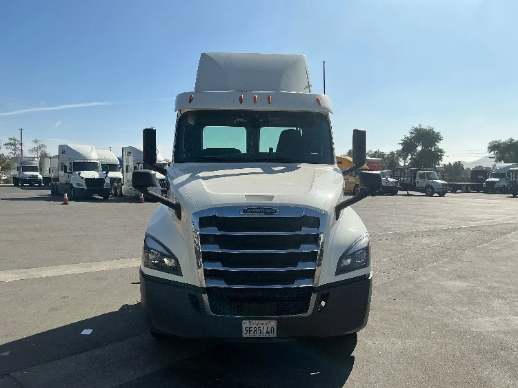 2019 Freightliner Cascadia - image 2