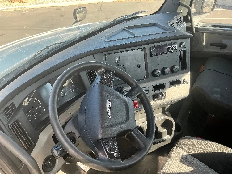 2019 Freightliner Cascadia - image 10