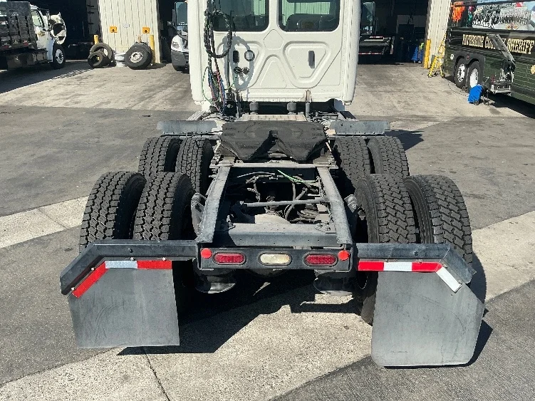 2019 Freightliner Cascadia - image 6