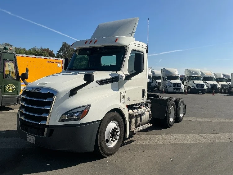 2019 Freightliner Cascadia - image 3