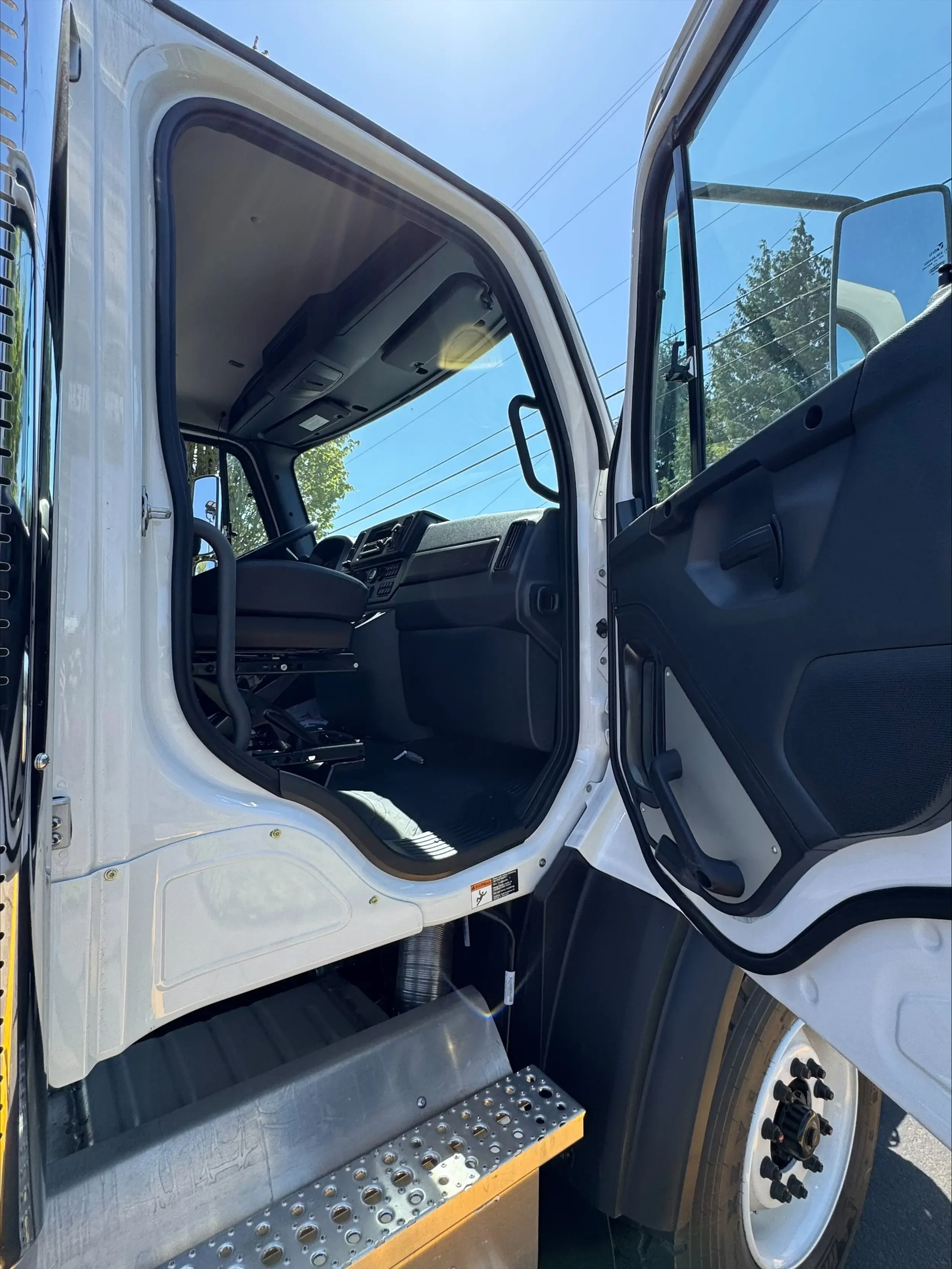 2025 Freightliner 114SD - image 10