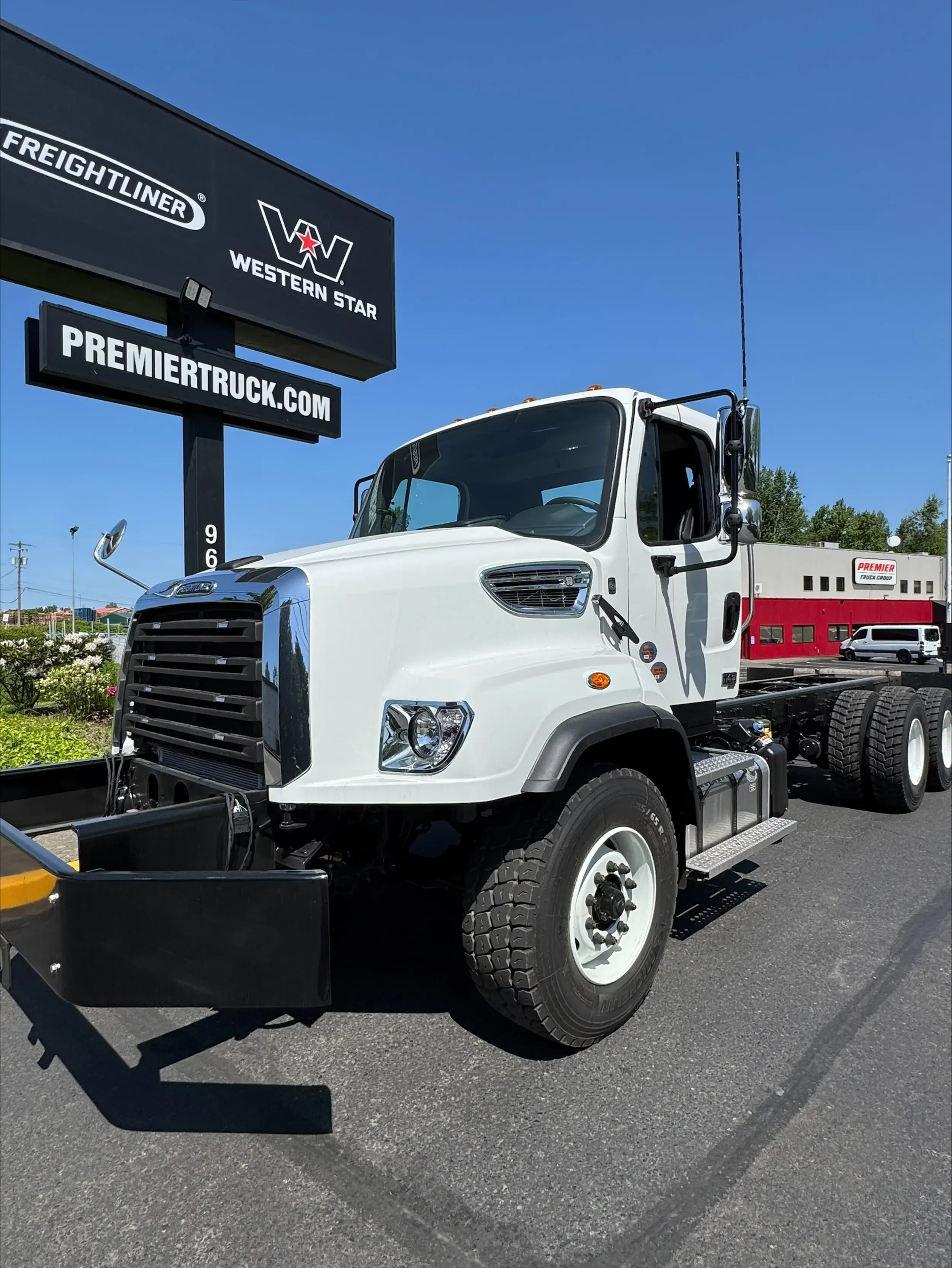 2025 Freightliner 114SD - image 2