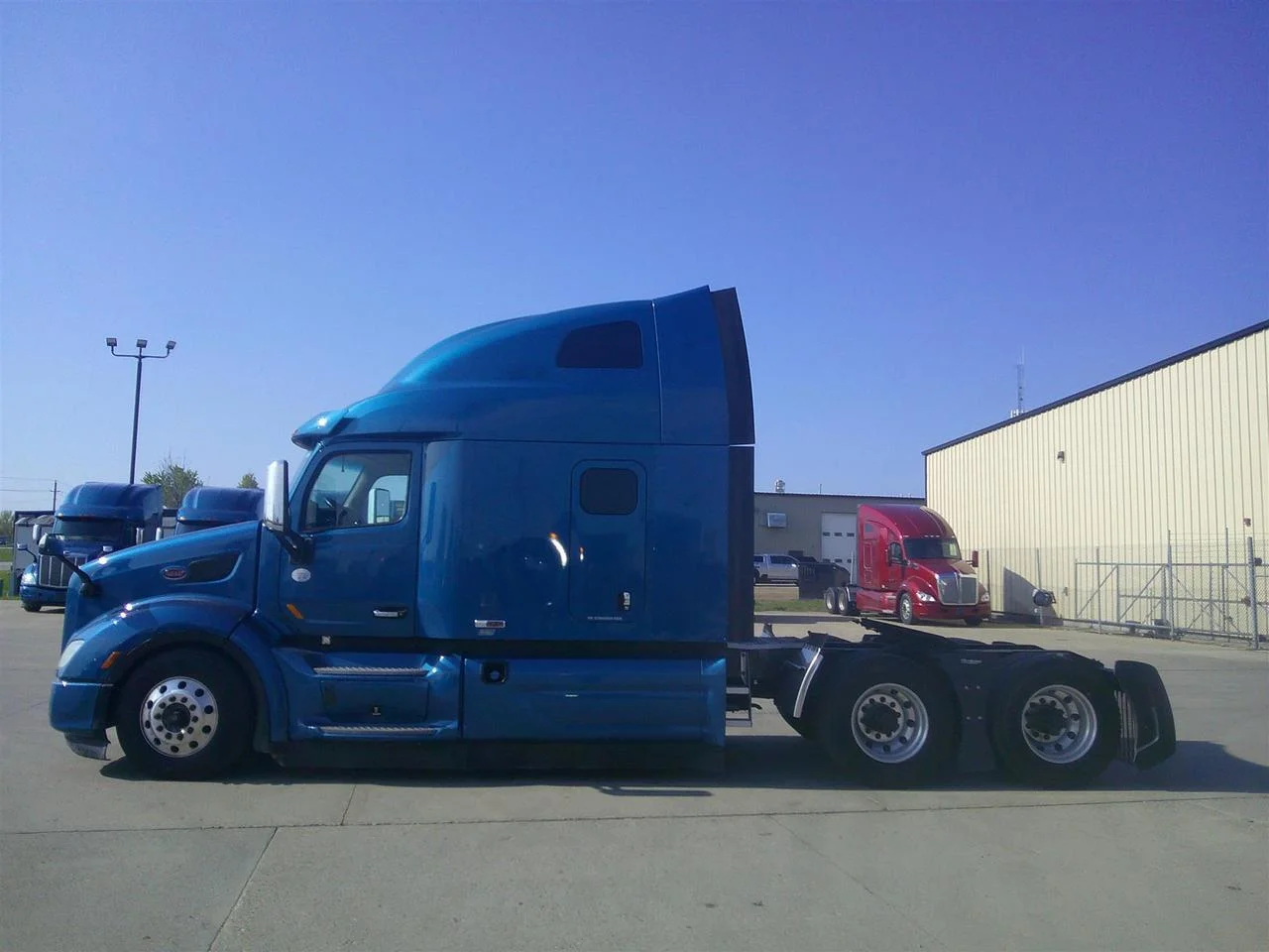 2021 Peterbilt 579 in South St. Paul, MN — photo 4
