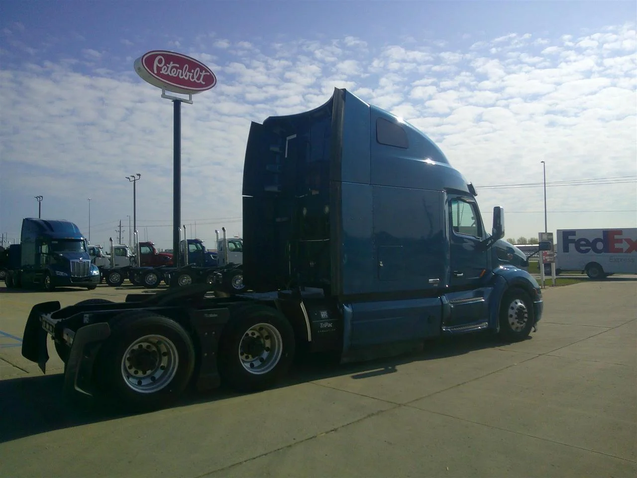 2021 Peterbilt 579 in South St. Paul, MN — photo 8