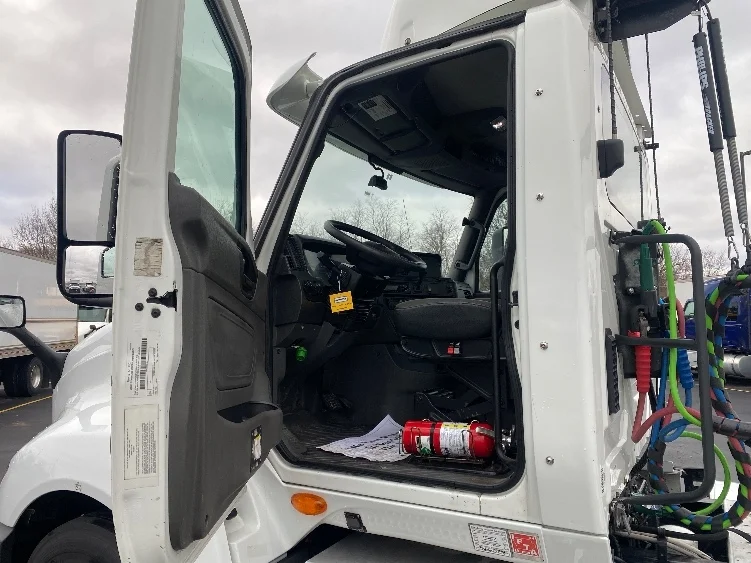 2018 International LT - image 9