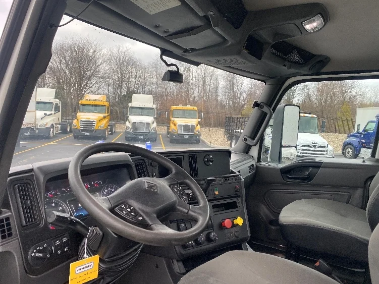 2018 International LT - image 10