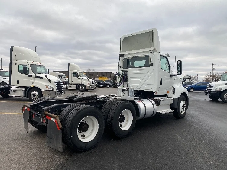 2018 International LT - image 7