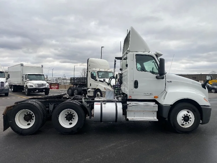 2018 International LT - image 8