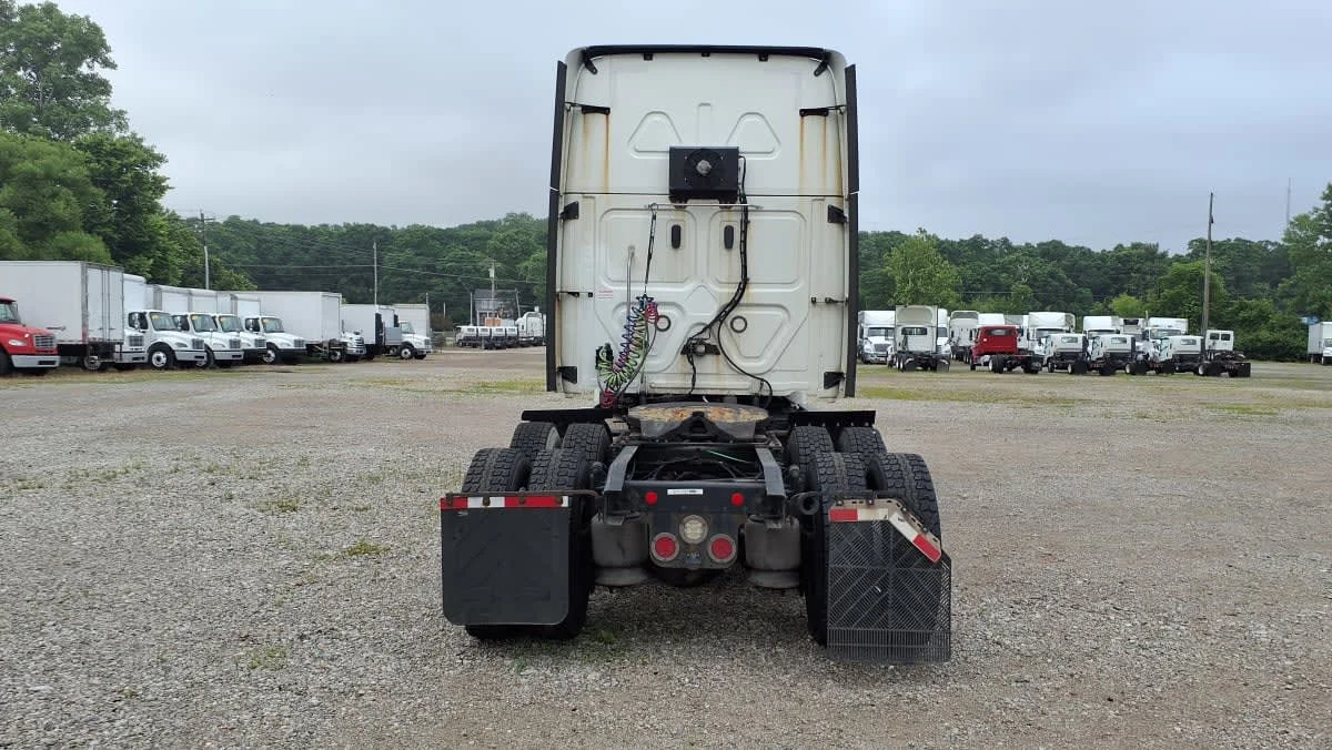 2020 Freightliner Cascadia in West Chester, OH — photo 5