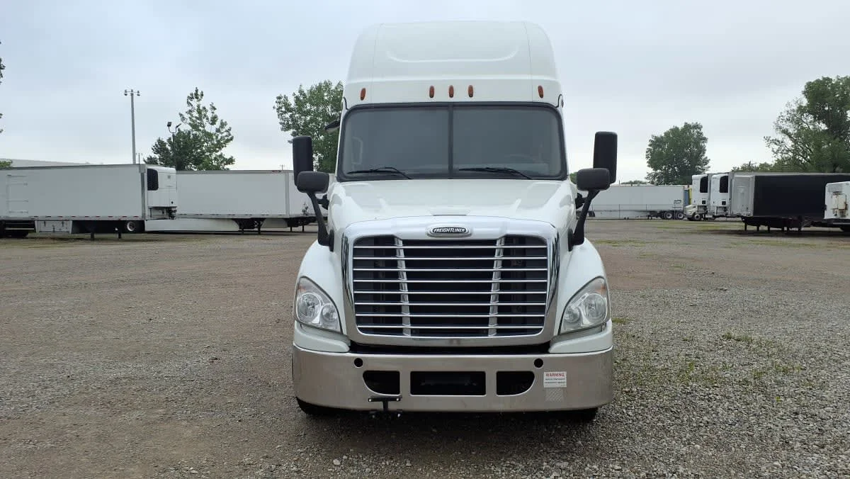 2020 Freightliner Cascadia in West Chester, OH — photo 2