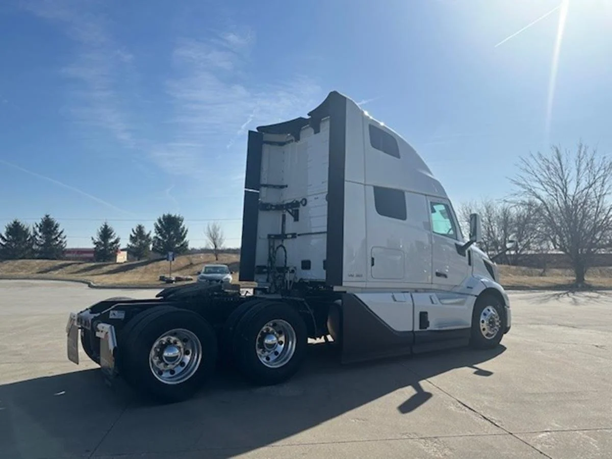 2026 Volvo VNL 660 in Waukee, IA — photo 5
