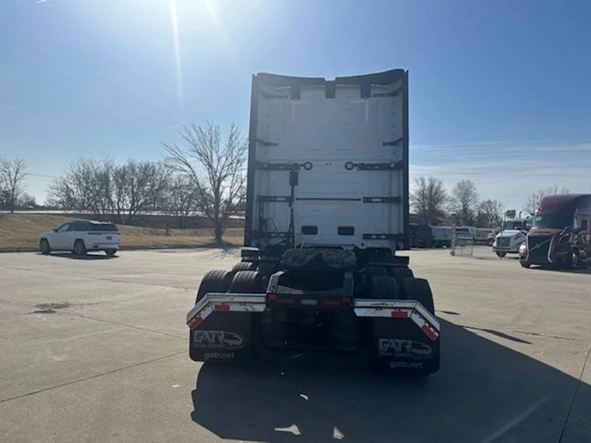 2026 Volvo VNL 660 in Waukee, IA — photo 4
