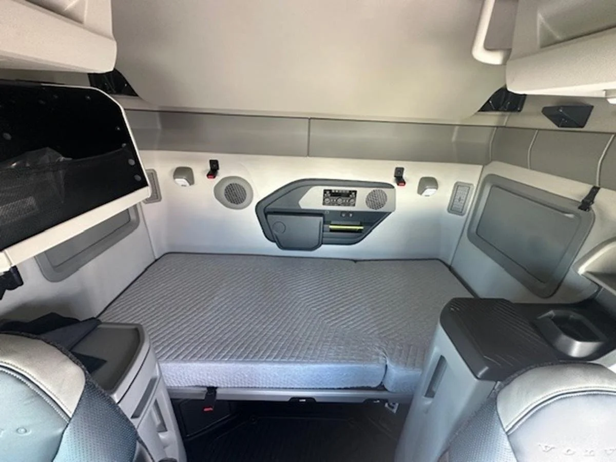 2026 Volvo VNL 660 in Waukee, IA — photo 12