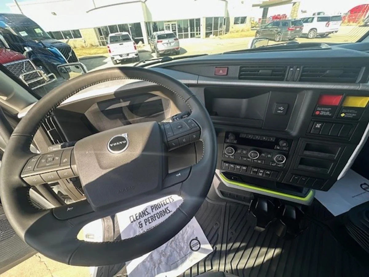 2026 Volvo VNL 660 in Waukee, IA — photo 10
