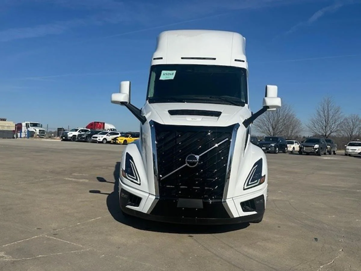 2026 Volvo VNL 660 in Waukee, IA — photo 8