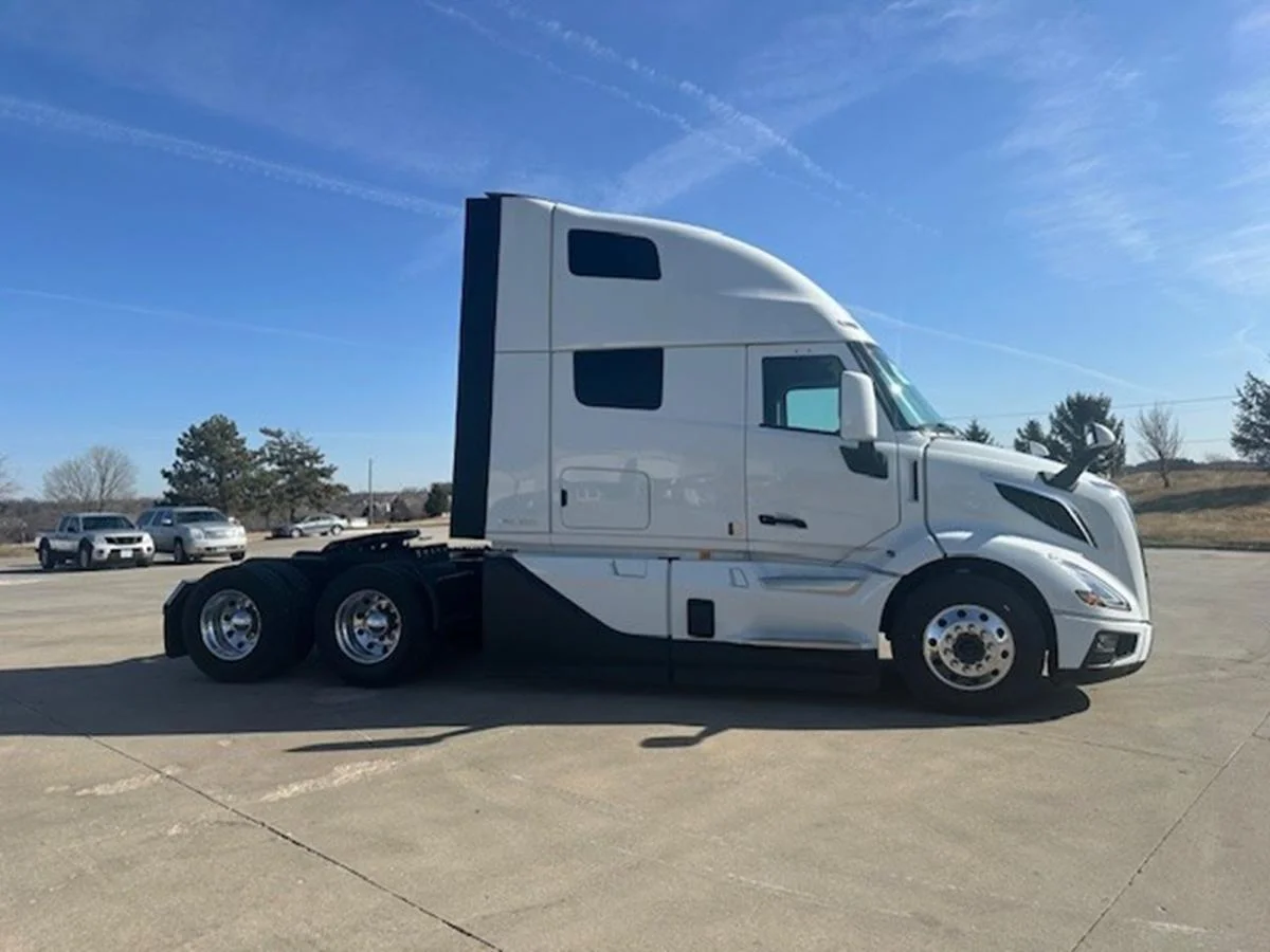 2026 Volvo VNL 660 in Waukee, IA — photo 6
