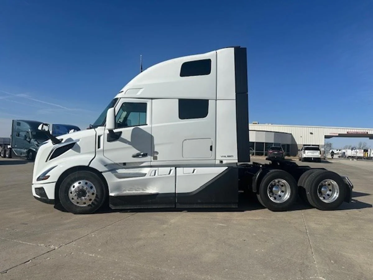 2026 Volvo VNL 660 in Waukee, IA — photo 2