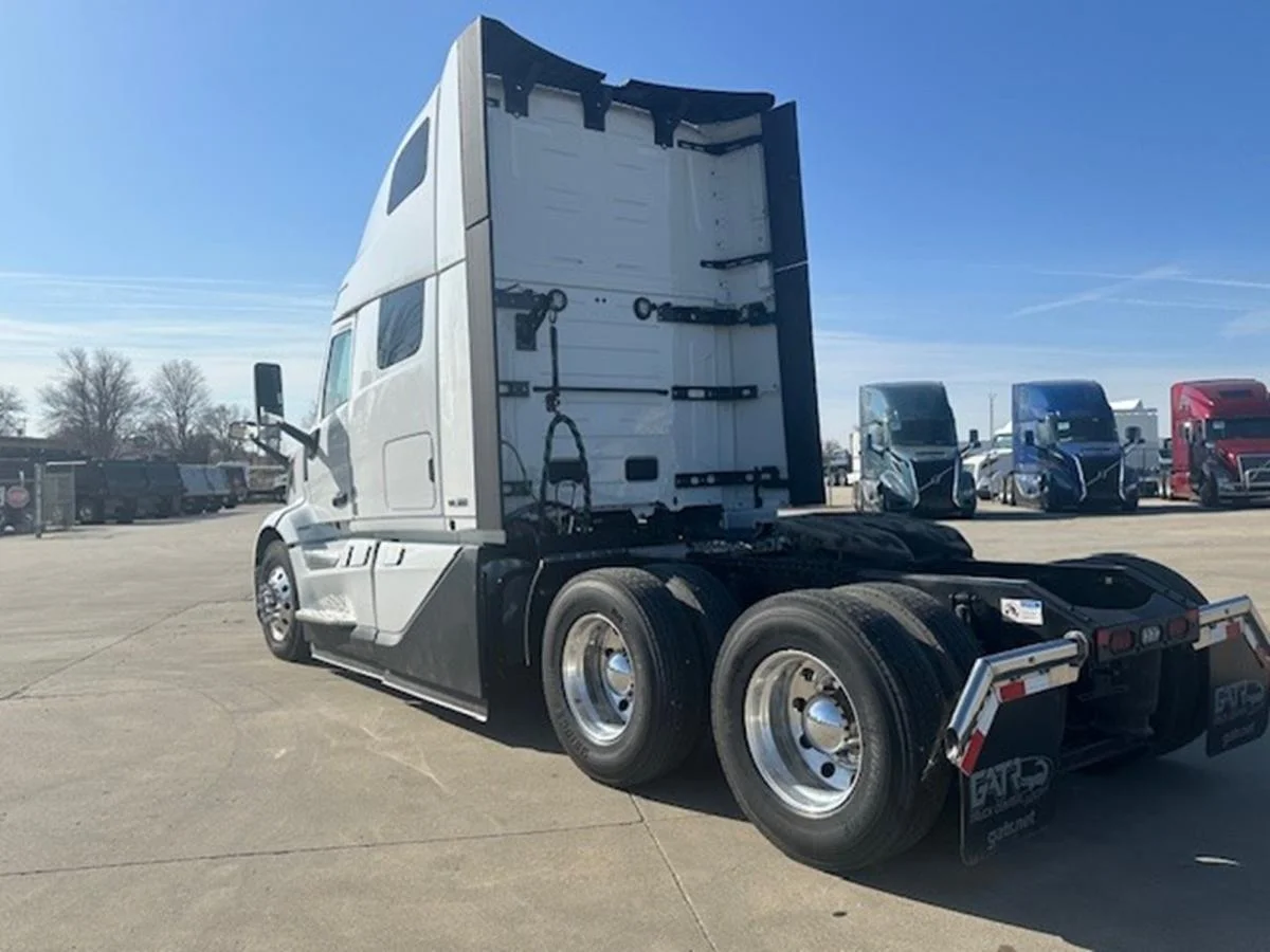2026 Volvo VNL 660 in Waukee, IA — photo 3