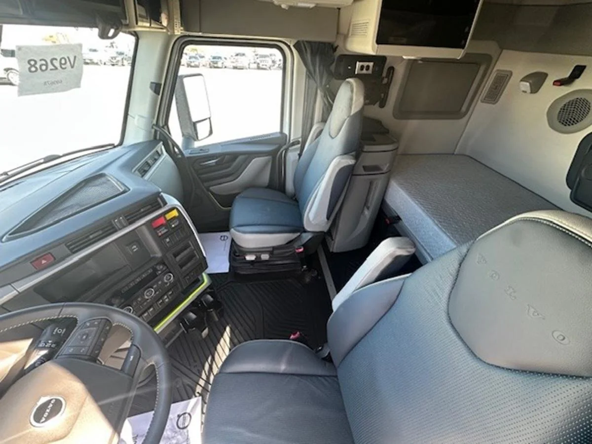 2026 Volvo VNL 660 in Waukee, IA — photo 9