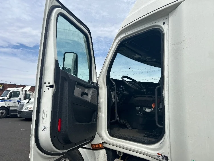 2022 Freightliner Cascadia in Kearny, NJ — photo 9