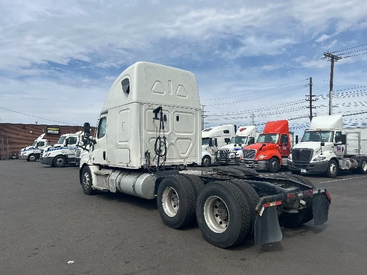 2022 Freightliner Cascadia in Kearny, NJ — photo 5