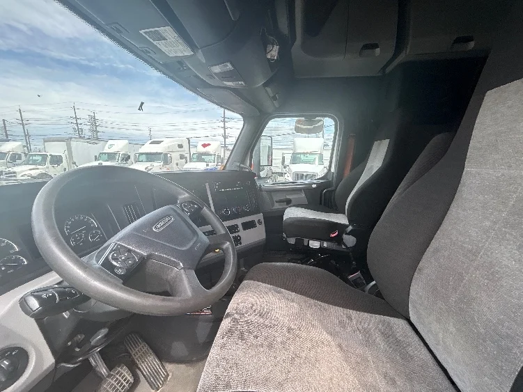 2022 Freightliner Cascadia in Kearny, NJ — photo 10