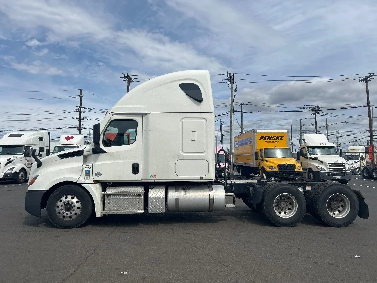2022 Freightliner Cascadia in Kearny, NJ — photo 4