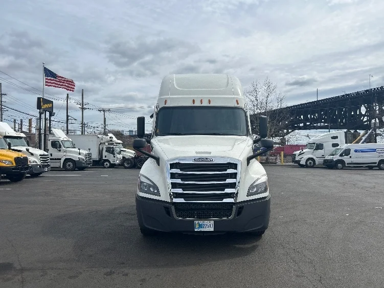 2022 Freightliner Cascadia in Kearny, NJ — photo 2