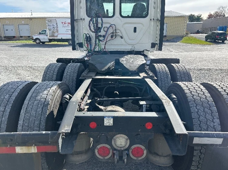 2019 Freightliner Cascadia - image 6