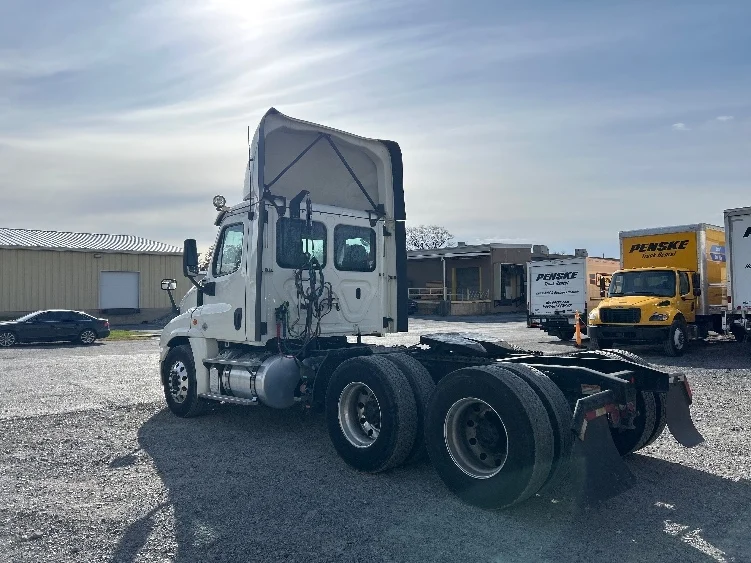 2019 Freightliner Cascadia - image 5