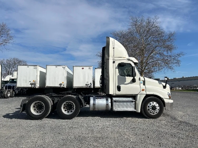 2019 Freightliner Cascadia - image 8