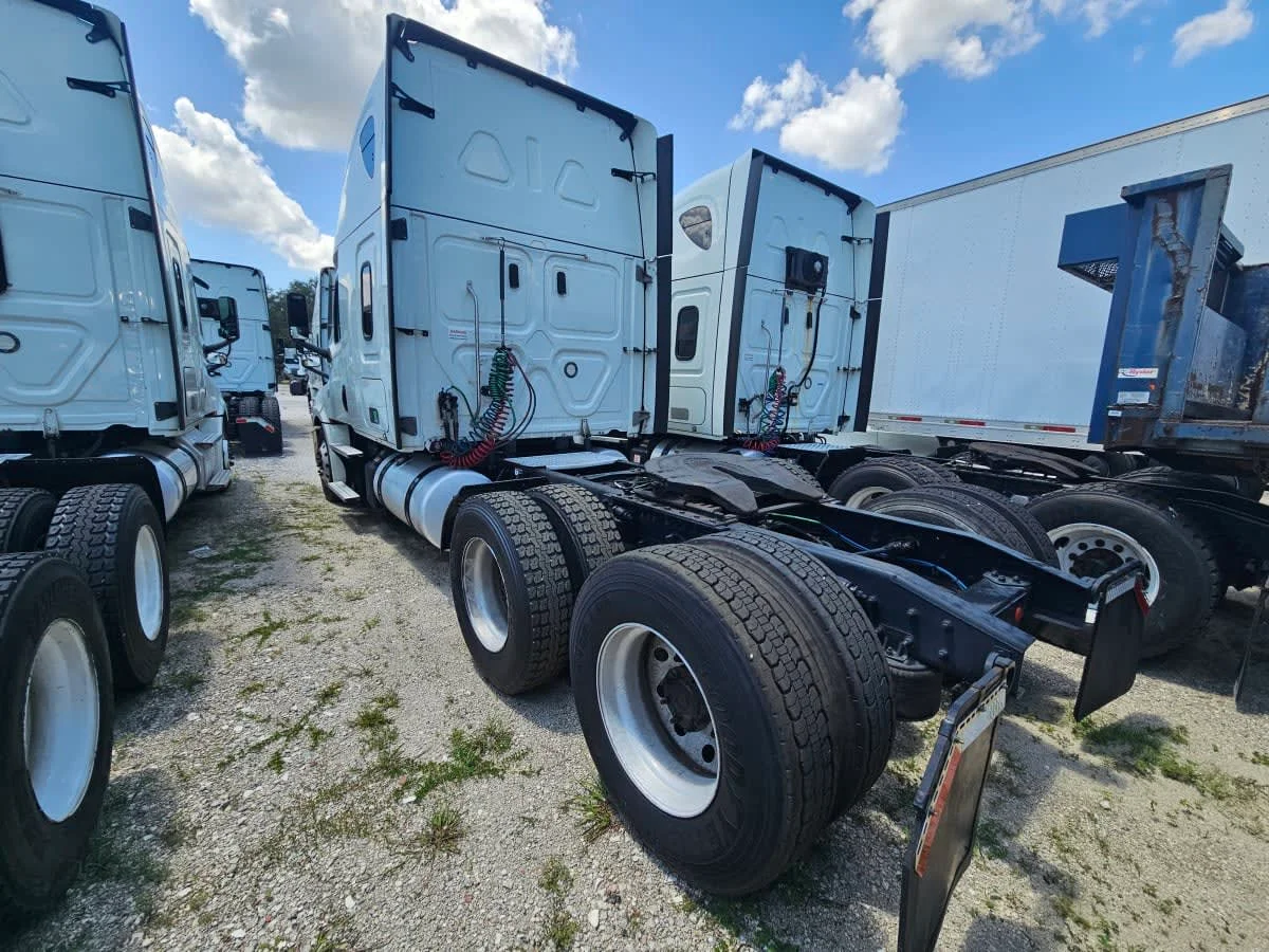 2021 Freightliner Cascadia in Orlando, FL — photo 6
