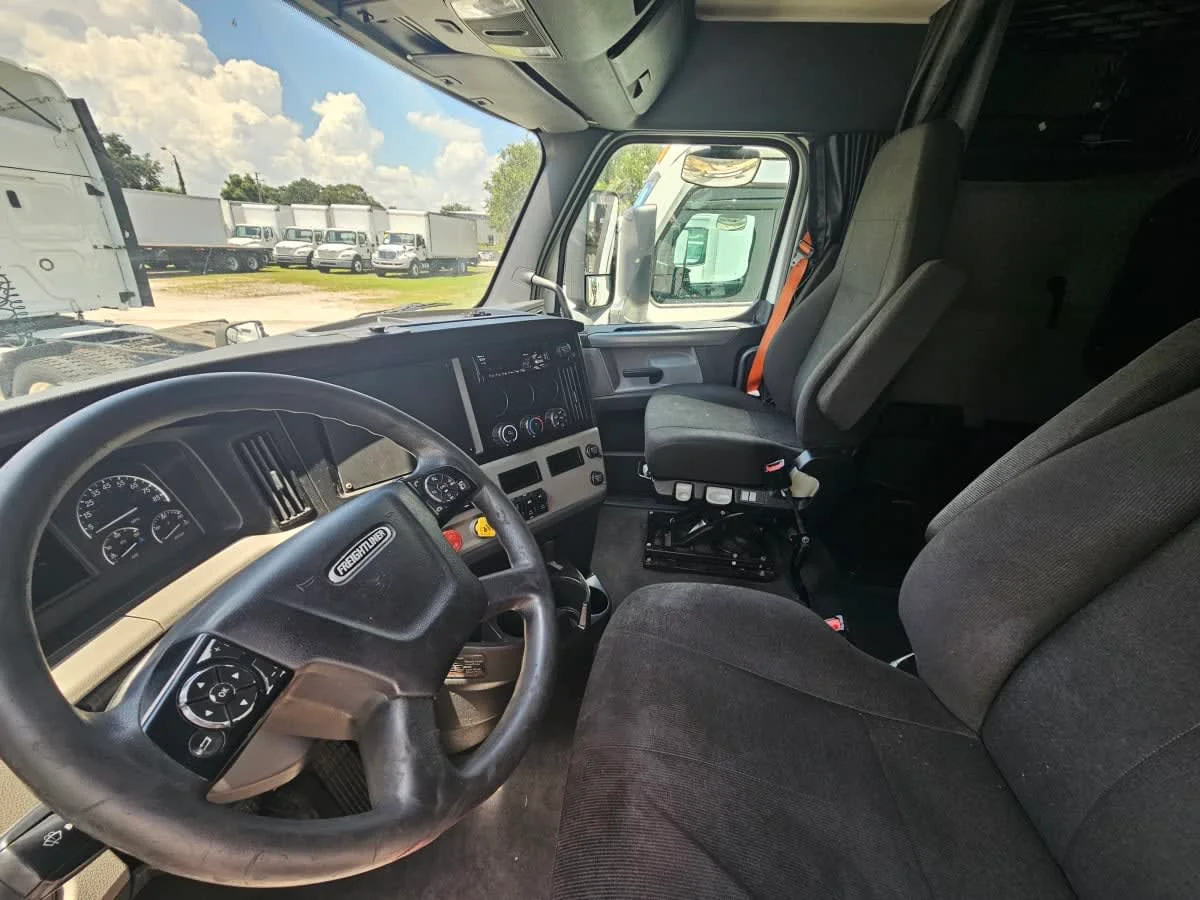 2021 Freightliner Cascadia in Orlando, FL — photo 7