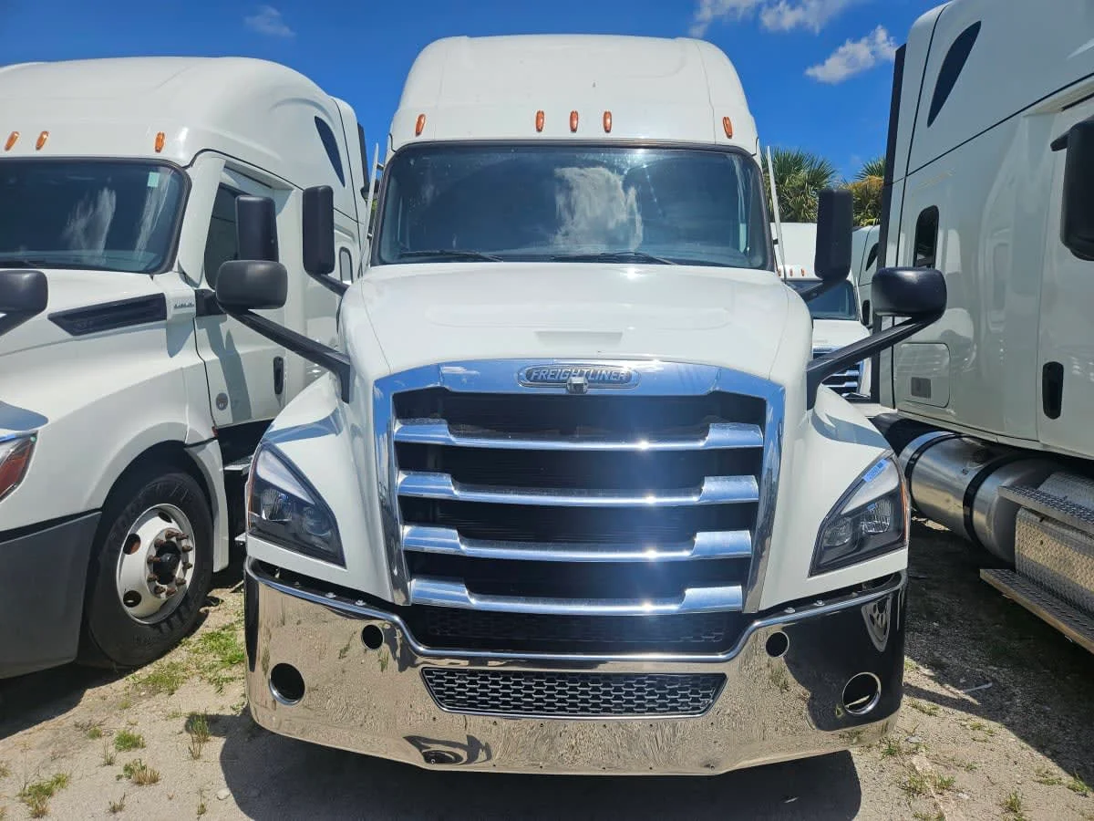 2021 Freightliner Cascadia in Orlando, FL — photo 2