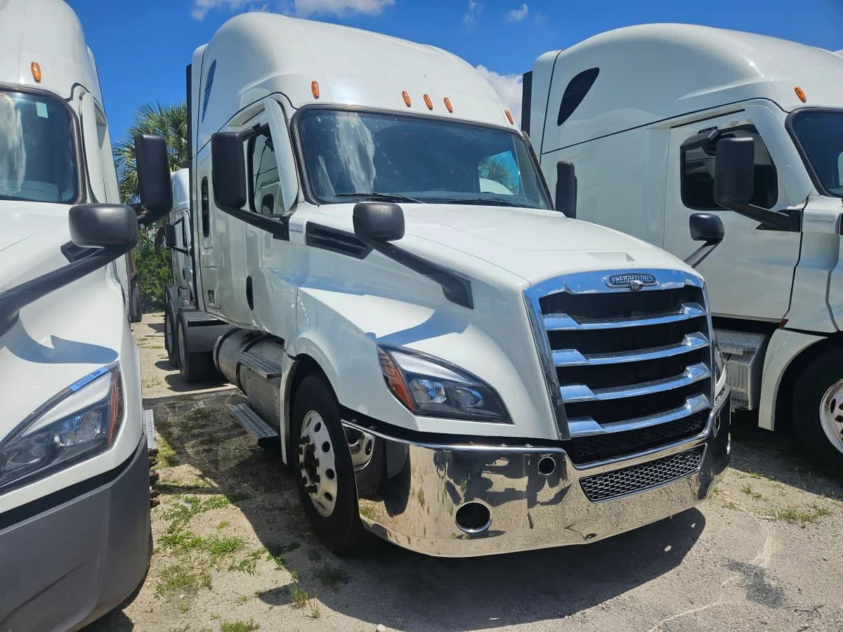 2021 Freightliner Cascadia in Orlando, FL — photo 3