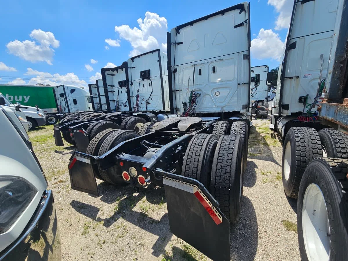 2021 Freightliner Cascadia in Orlando, FL — photo 4