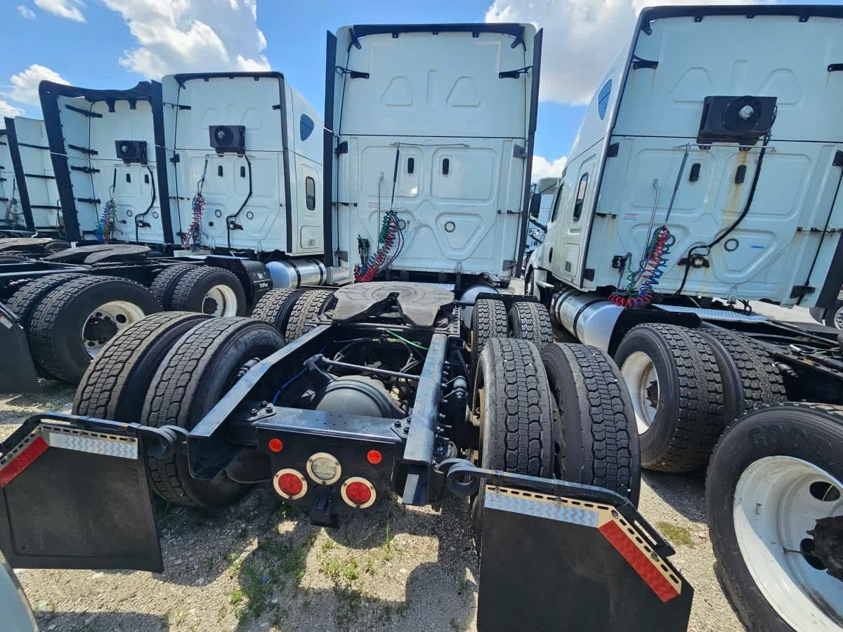 2021 Freightliner Cascadia in Orlando, FL — photo 5