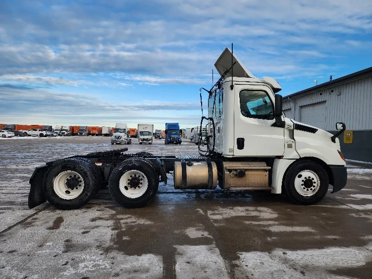2019 Freightliner Cascadia in Sturtevant, WI — photo 8