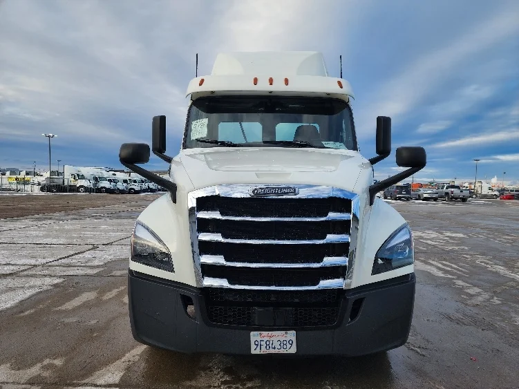 2019 Freightliner Cascadia in Sturtevant, WI — photo 2