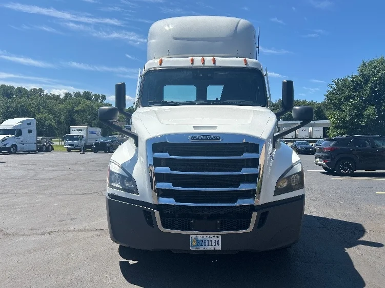 2023 Freightliner Cascadia in Wilkes Barre, PA — photo 2