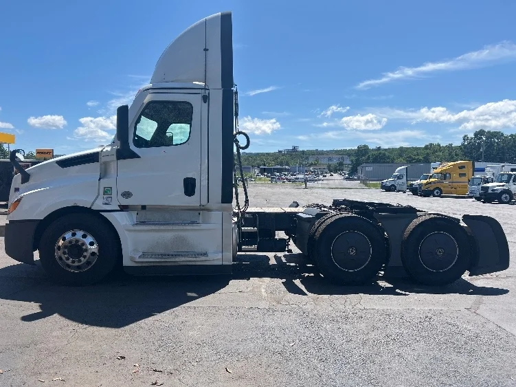 2023 Freightliner Cascadia in Wilkes Barre, PA — photo 4