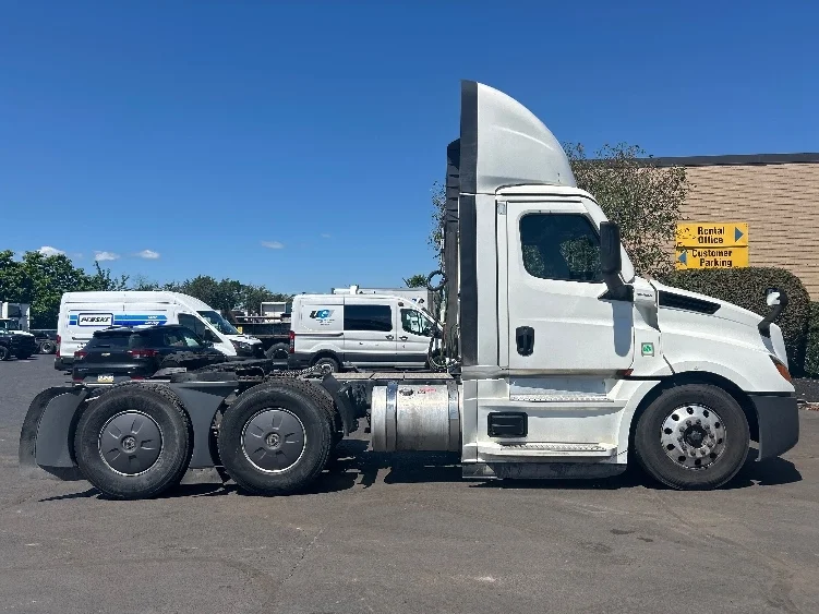 2023 Freightliner Cascadia in Wilkes Barre, PA — photo 8