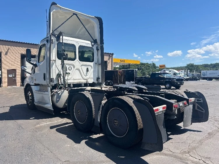 2023 Freightliner Cascadia in Wilkes Barre, PA — photo 5