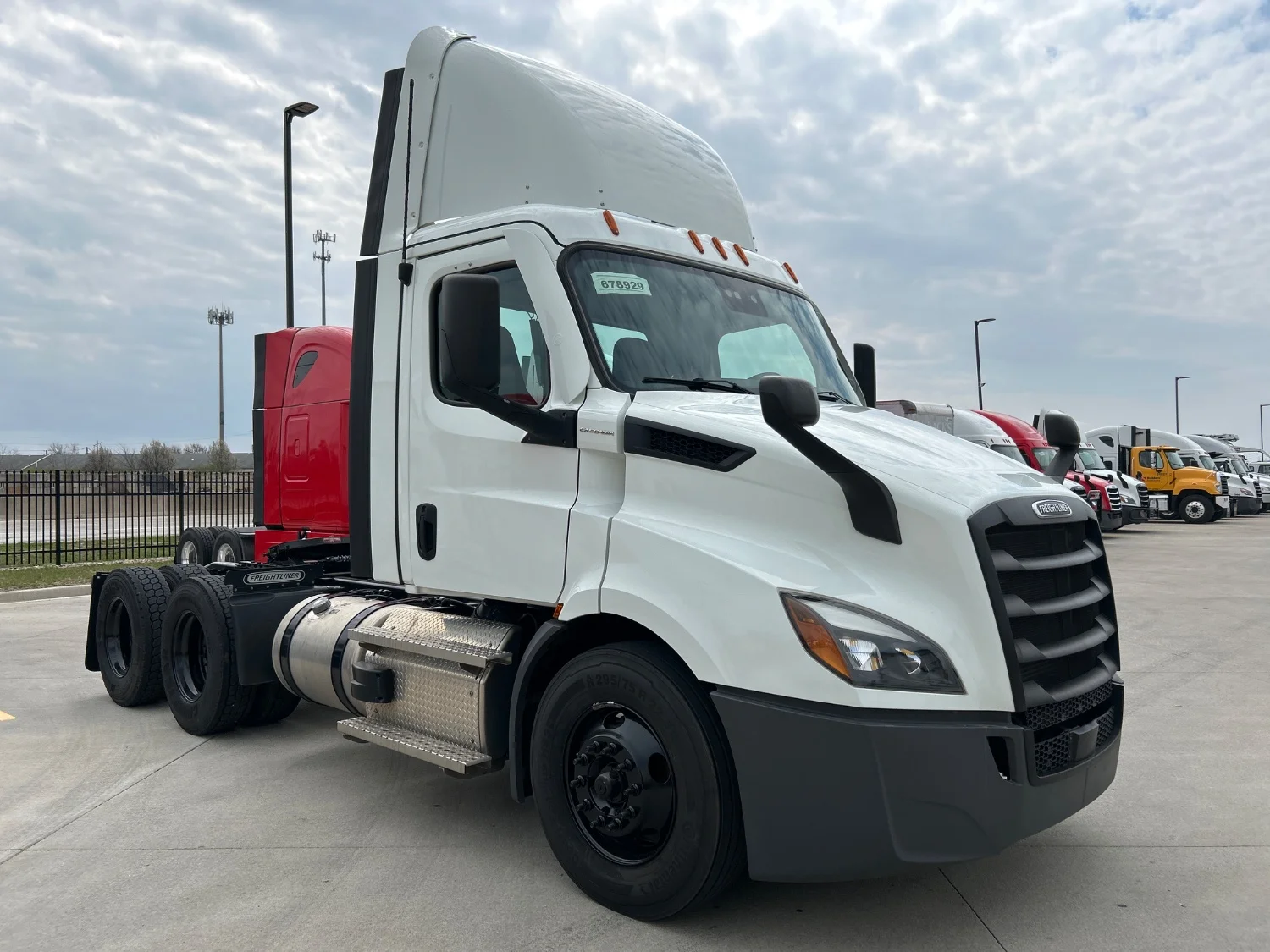 2021 Freightliner Cascadia in Dayton, OH — photo 3