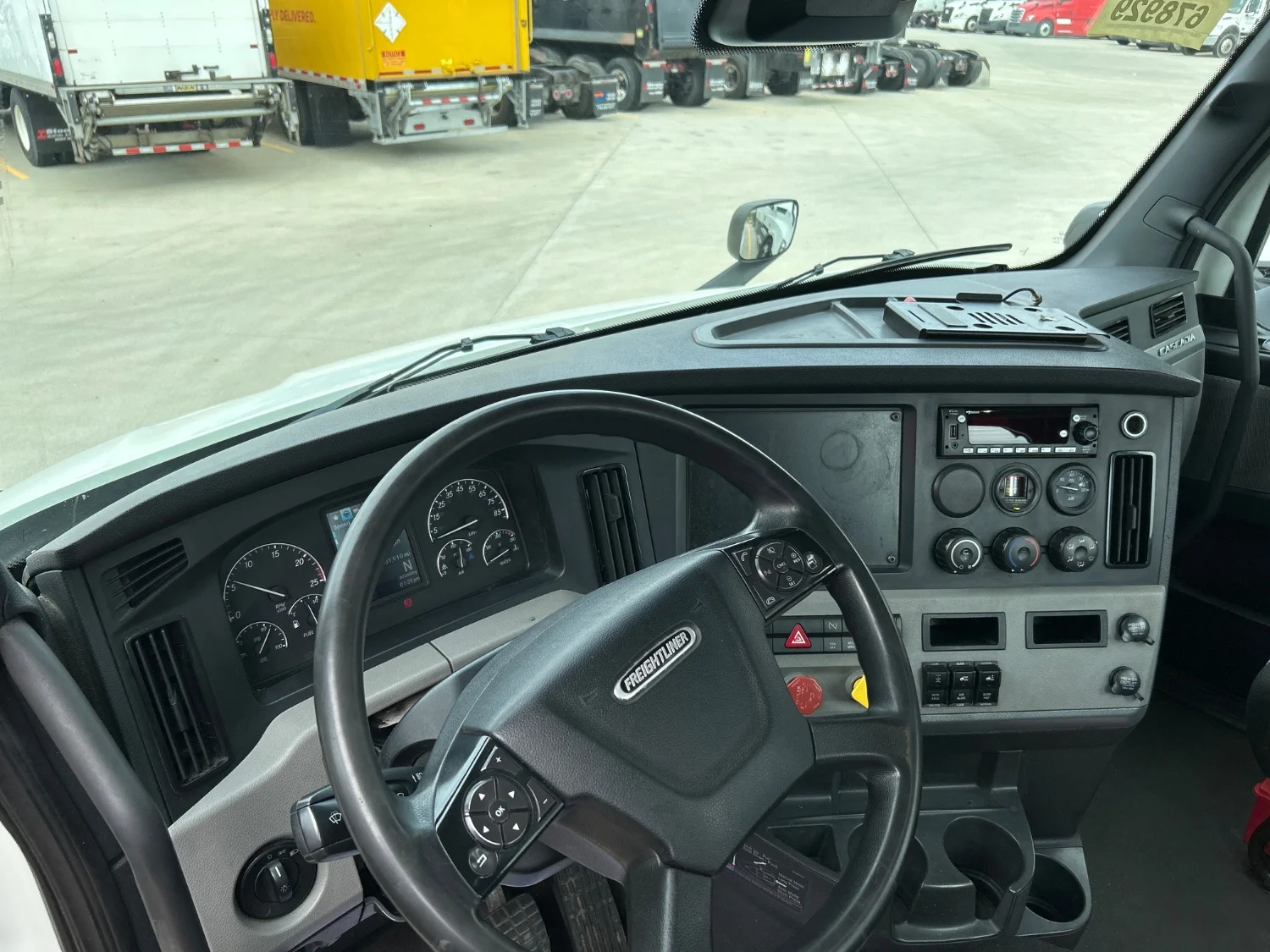 2021 Freightliner Cascadia in Dayton, OH — photo 5