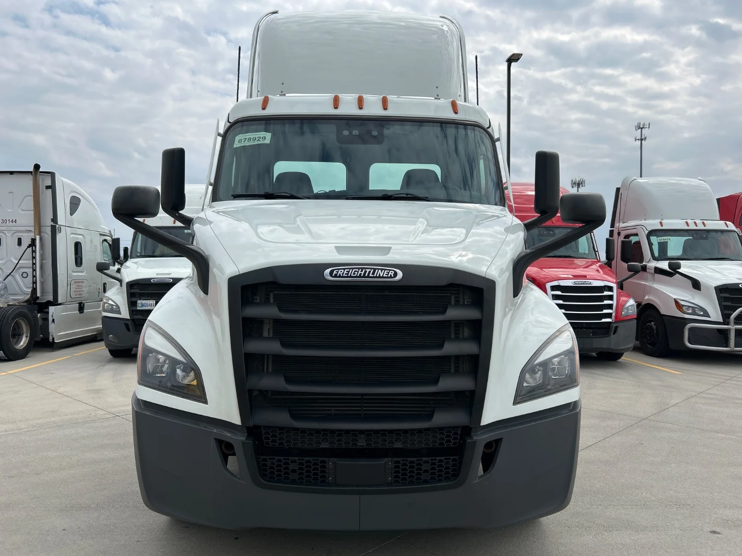 2021 Freightliner Cascadia in Dayton, OH — photo 2