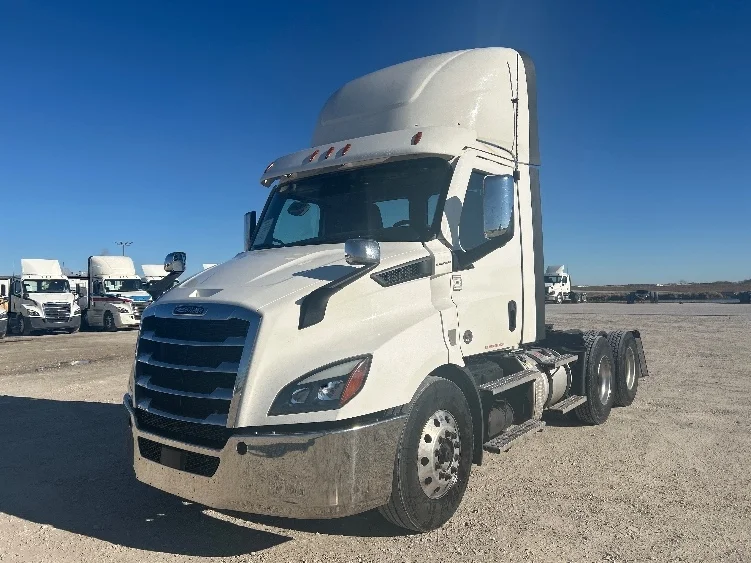 2021 Freightliner Cascadia in Sturtevant, WI — photo 3